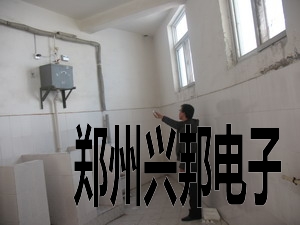 溝槽式廁所節(jié)水器在鄭州二七區(qū)長江東路小學安裝現場